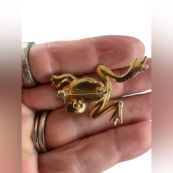 Sparkling Frog Brooch With Rotating Legs - Picture 4 of 4